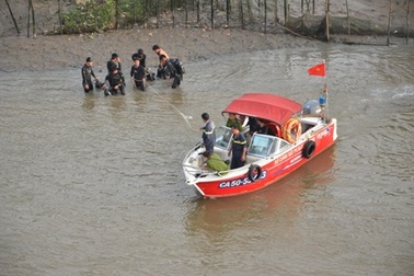 Nam sinh viên nhảy sông Sài Gòn mất tích từ cầu Thủ Thiêm