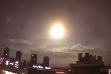 Còi báo động vang khắp Ukraine do vệt sáng bí ẩn trên bầu trời