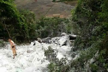 Ô tô lao xuống vực sâu, công an bới xi măng tìm người bị nạn