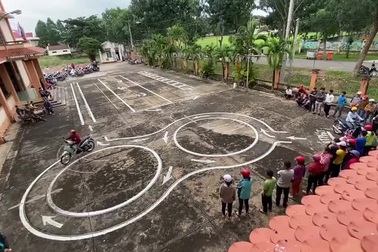 “Nữ ninja” với màn thi bằng lái xe máy “thảm họa”