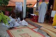 Chồng nghi đoạt mạng vợ, 5 đứa trẻ bơ vơ