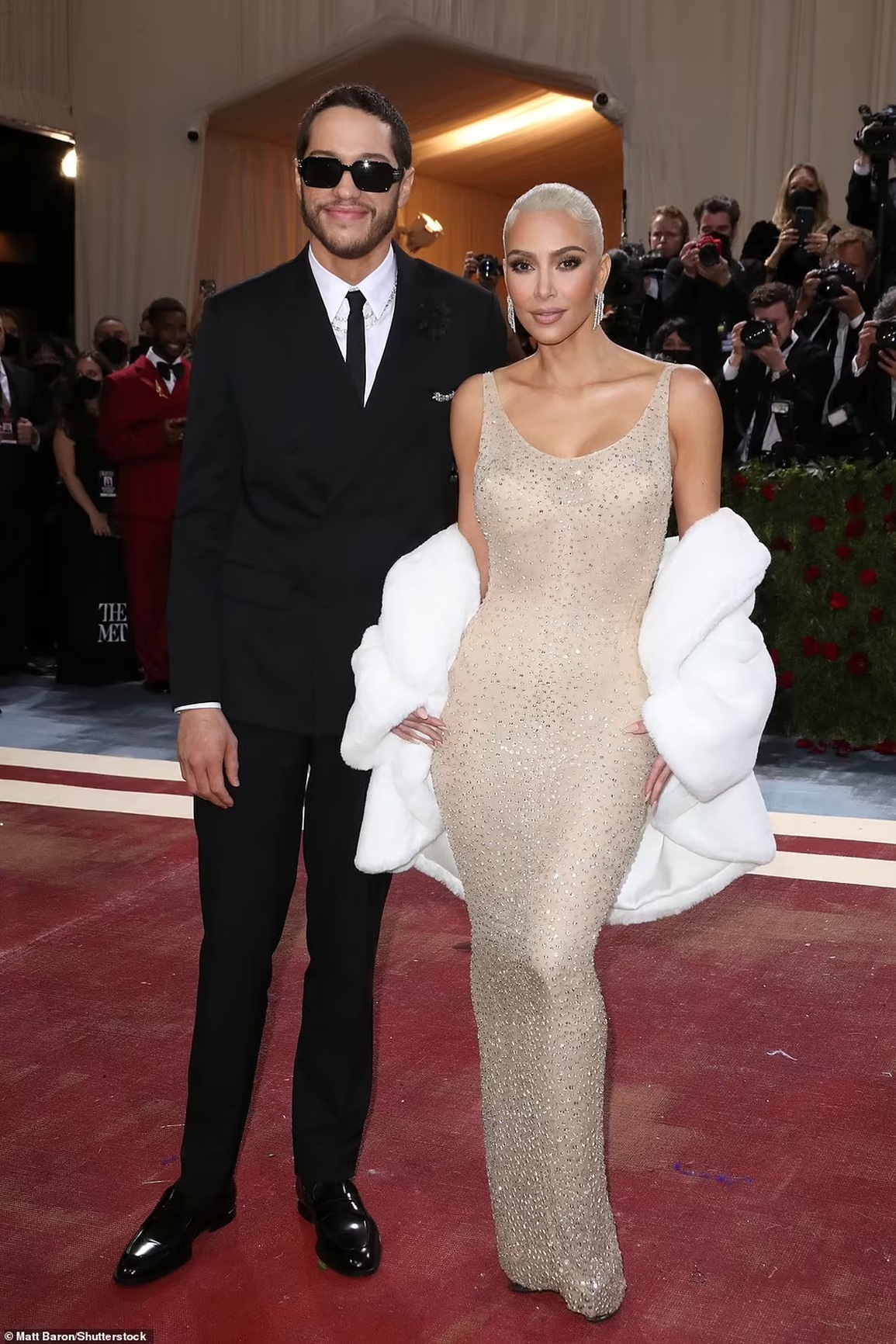 Kim Kardashian mặc váy triệu đô của huyền thoại Marilyn Monroe - 1 Kim Kardashian mặc váy triệu đô của huyền thoại Marilyn Monroe - 1