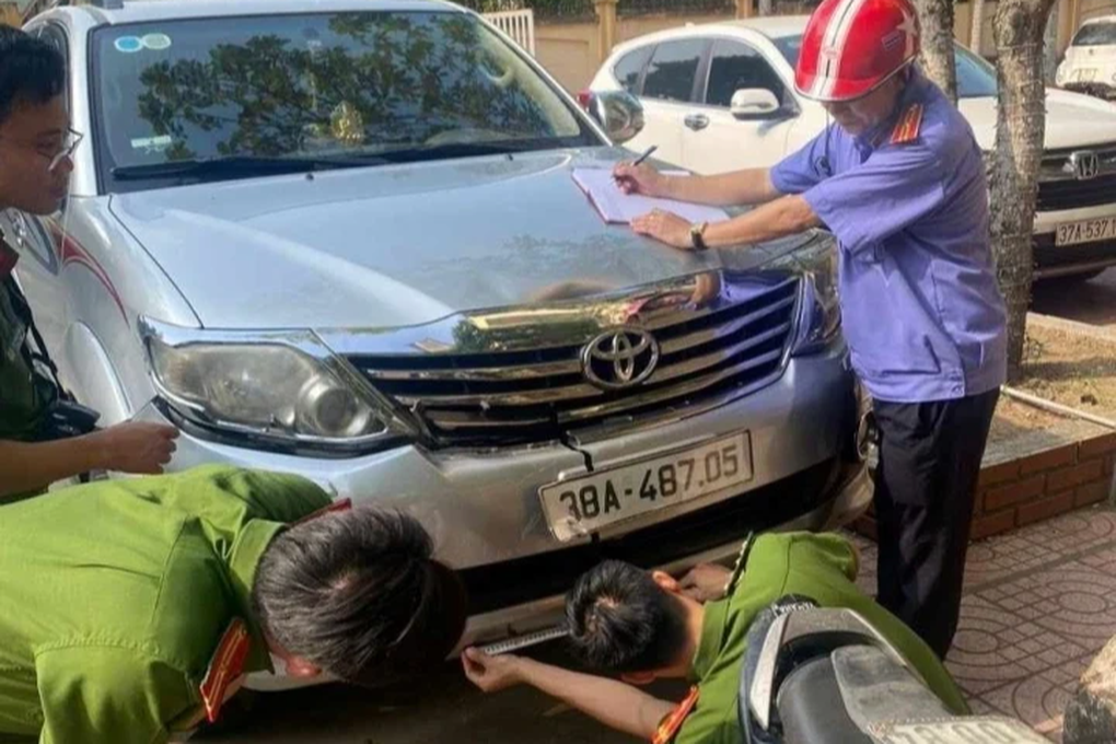 Kẻ lái ô tô tông 2 bạn nhậu bị khởi tố tội giết người - 1 Kẻ lái ô tô tông 2 bạn nhậu bị khởi tố tội giết người - 1