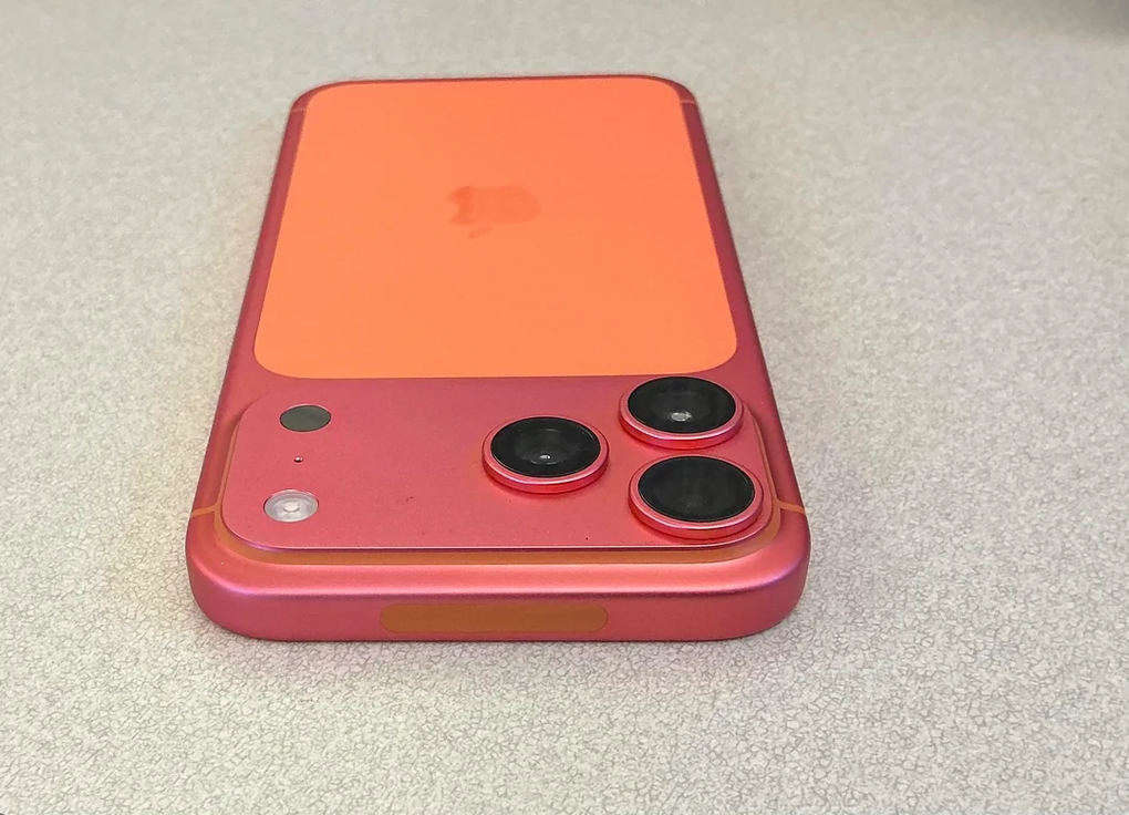Utilizatorii raportează că iPhone 17 Pro Max a pierdut culoarea portocalie și a devenit roz - 3 Người dùng phản ánh iPhone 17 Pro Max cam bị phai, chuyển sang màu hồng - 3