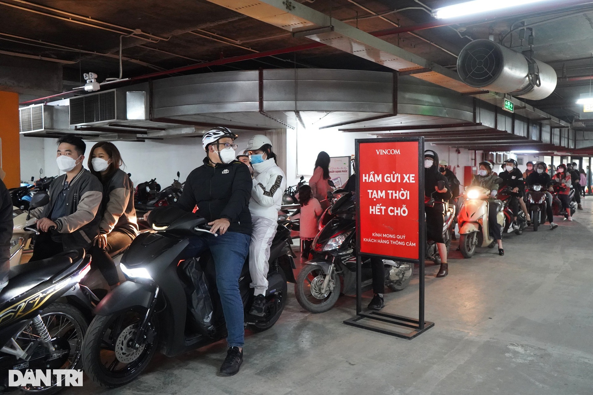 Rạp phim ở Hà Nội chật kín các cặp đôi, cháy vé trong ngày lễ tình nhân - 14 Rạp phim ở Hà Nội chật kín các cặp đôi, cháy vé trong ngày lễ tình nhân - 14