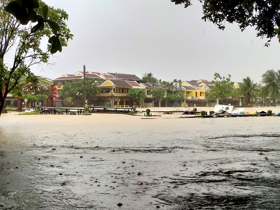 Hội An: Bờ biển Cửa Đại sạt lở nghiêm trọng, phố cổ chìm trong nước lũ - 11 Hội An: Bờ biển Cửa Đại sạt lở nghiêm trọng, phố cổ chìm trong nước lũ - 11