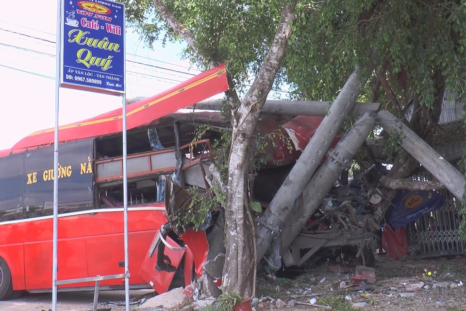 Xe khách va chạm đoàn xe đạp chạy thể dục, 3 người tử vong - 1 Xe khách va chạm đoàn xe đạp chạy thể dục, 3 người tử vong - 1