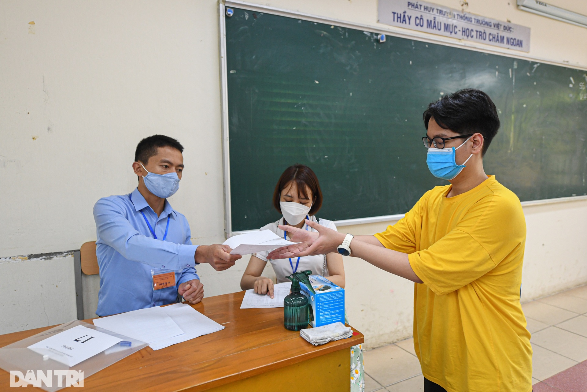 Thí sinh Hà Nội đội nắng tới các điểm thi hoàn thành thủ tục dự thi vào 10 - 11 Thí sinh Hà Nội đội nắng tới các điểm thi hoàn thành thủ tục dự thi vào 10 - 11