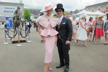 Dustin Nguyễn - Bebe dự đua ngựa mừng sinh nhật nữ hoàng Anh 90 tuổi