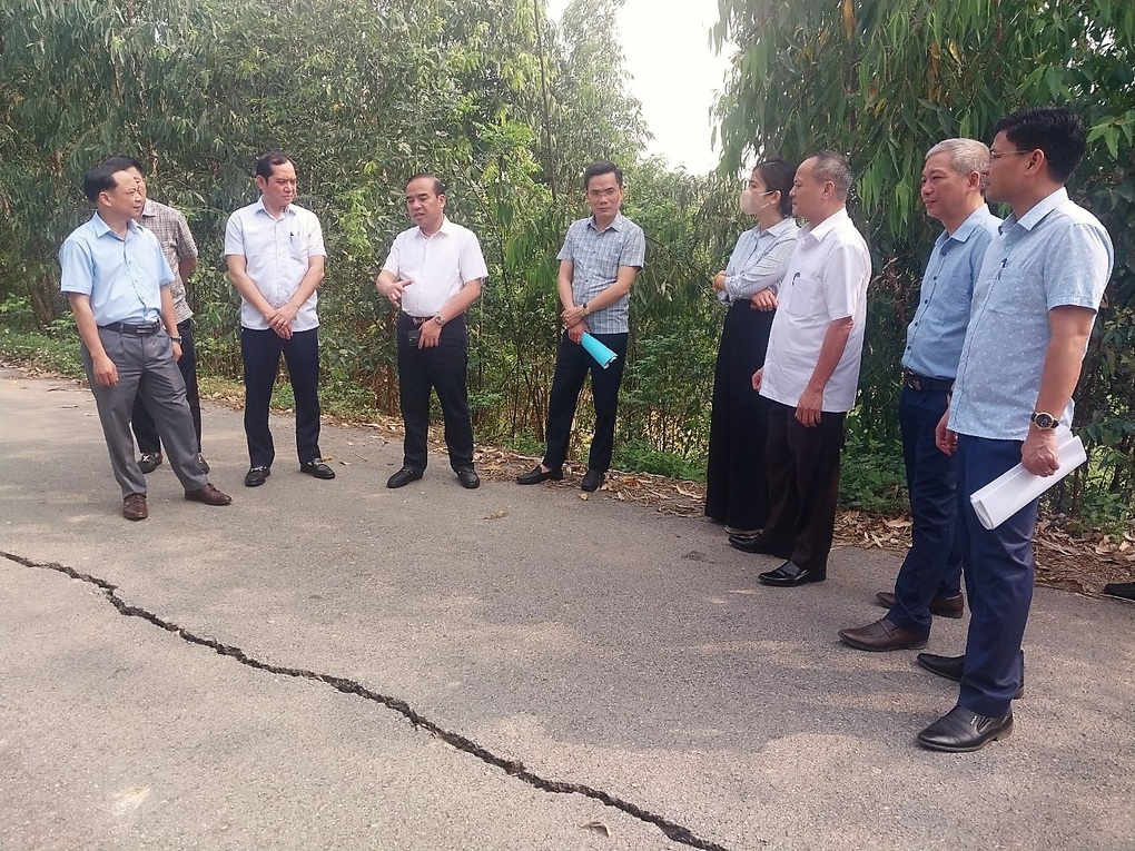 Đê sông Cà Lồ lún nứt nghiêm trọng - 1 Đê sông Cà Lồ lún nứt nghiêm trọng - 1