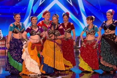 Giám khảo mất kiên nhân với nhóm múa bụng… “rề rà”