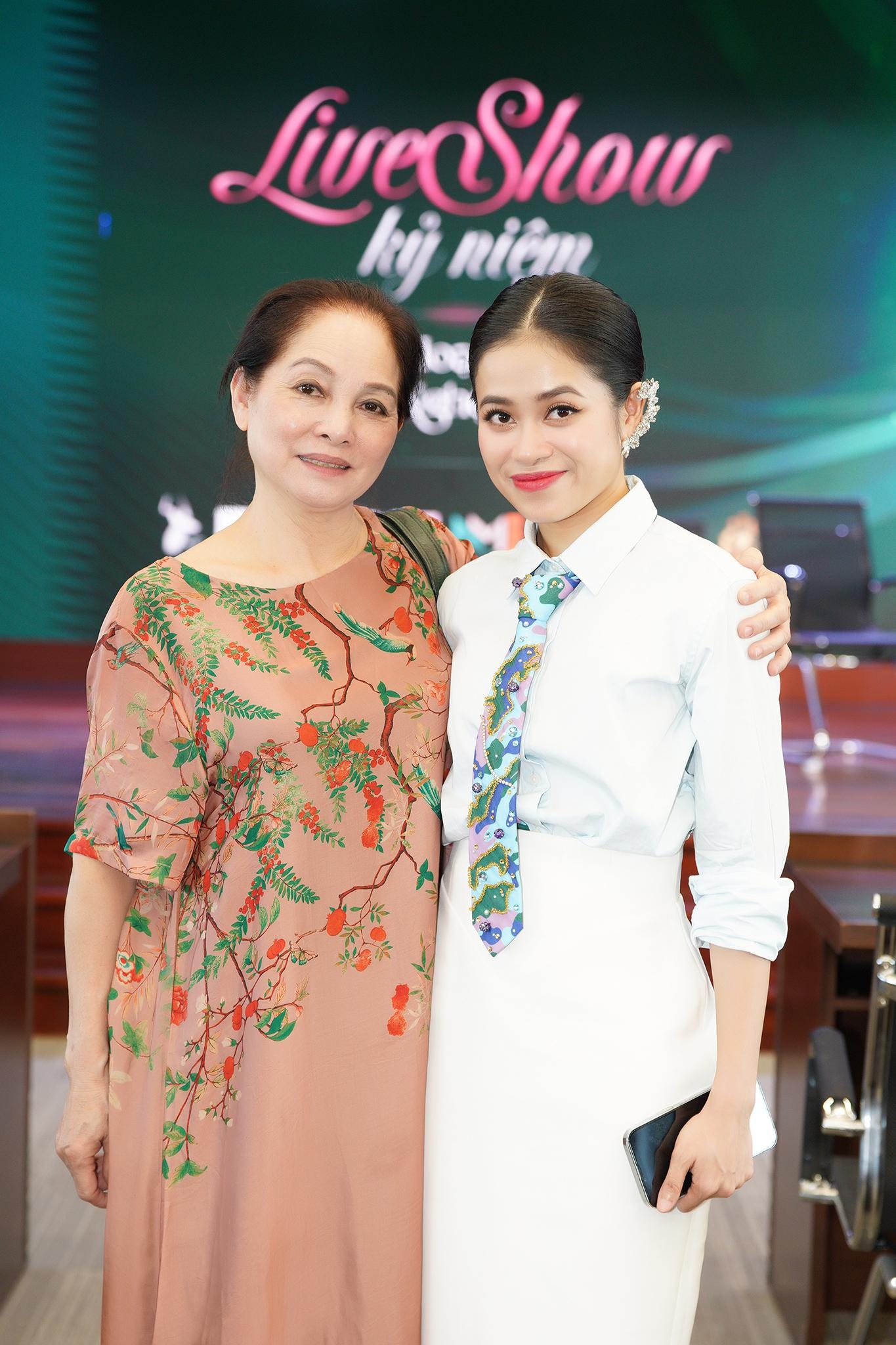 Quán quân Sao Mai Hoàng Hồng Ngọc: Chọn theo nghệ thuật để... thoát nghèo - 5