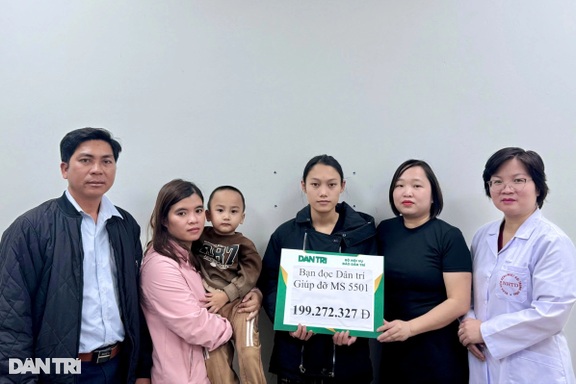 Bạn đọc ủng hộ hơn 230 triệu đồng đến người đàn ông bị rắn hổ chúa cắn