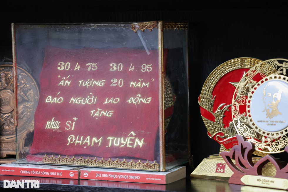 Cuộc sống ở tuổi U100 của nhạc sĩ Phạm Tuyên trong căn nhà đặc biệt - 4 Cuộc sống ở tuổi U100 của nhạc sĩ Phạm Tuyên trong căn nhà đặc biệt - 4