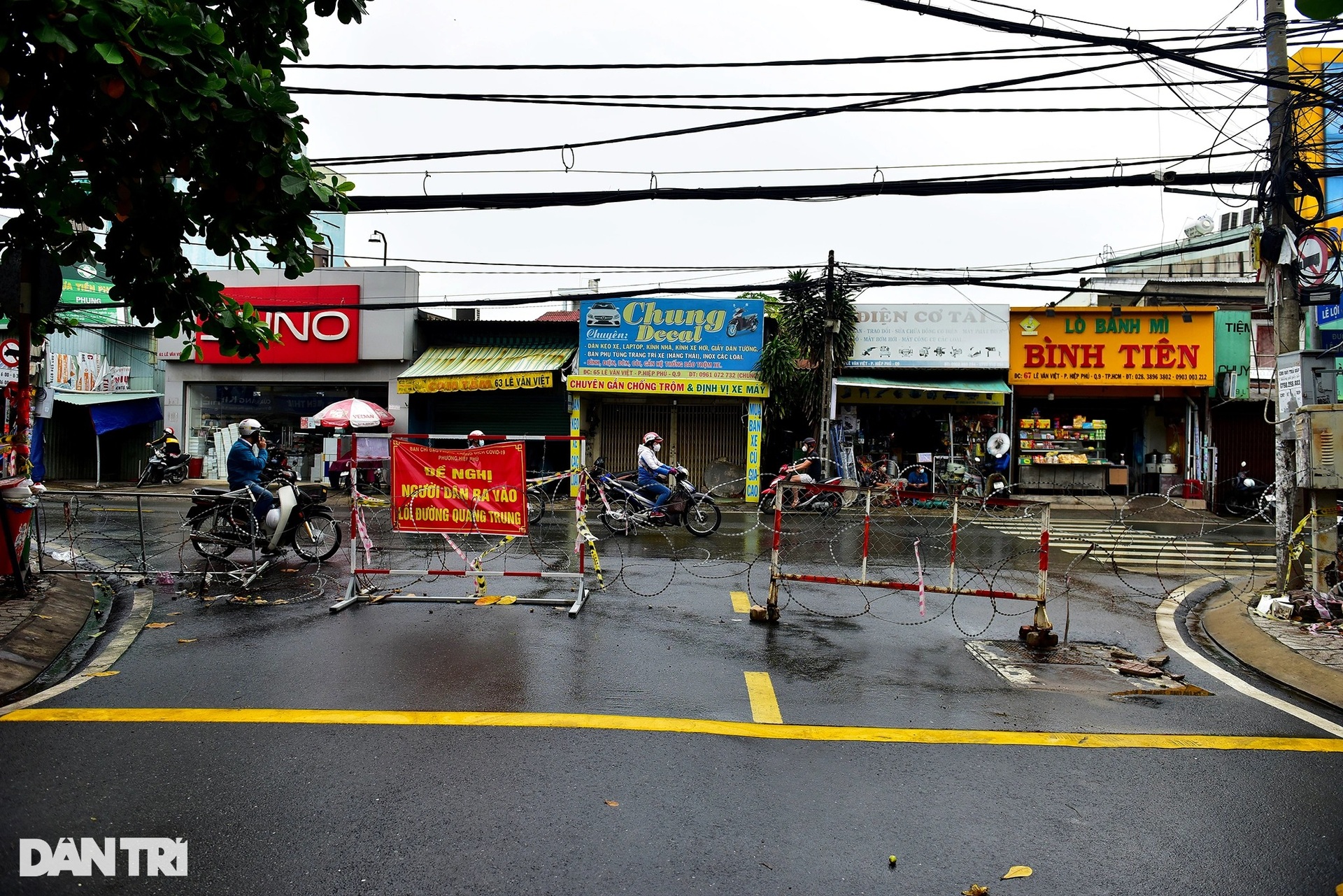 Hàng rào bịt kín hẻm ở Sài Gòn.jpeg