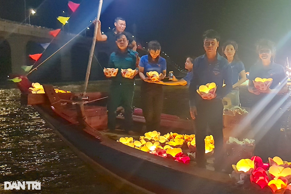 Hội hoa đăng tri ân các anh hùng liệt sĩ bên bờ Lam giang - 2 Hội hoa đăng tri ân các anh hùng liệt sĩ bên bờ Lam giang - 2