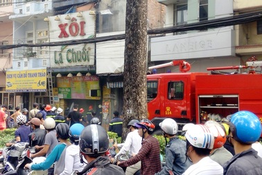 Điều xe thang khống chế vụ cháy tại căn nhà 6 tầng