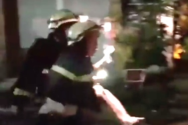 Giải cứu 7 người thoát khỏi căn nhà cháy lúc 2h đêm