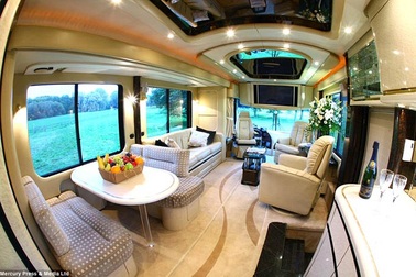 Khám phá siêu khách sạn “7 sao” trên... xe buýt