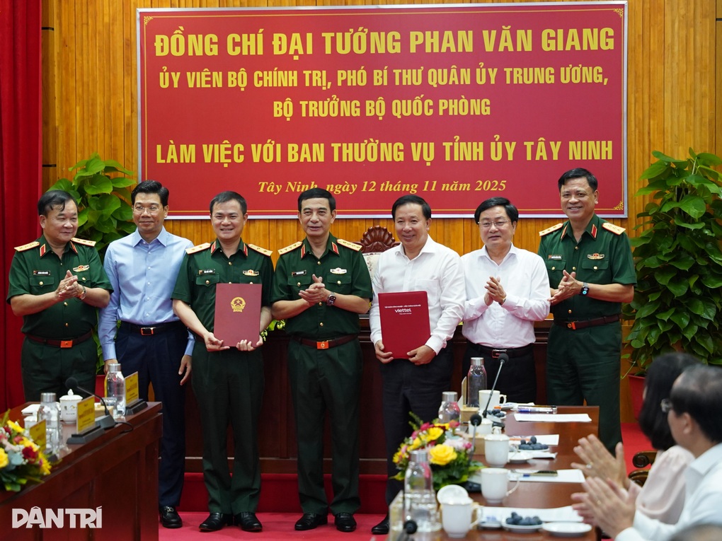 Đại tướng Phan Văn Giang làm việc với Ban Thường vụ Tỉnh ủy Tây Ninh - 2 Đại tướng Phan Văn Giang làm việc với Ban Thường vụ Tỉnh ủy Tây Ninh - 2