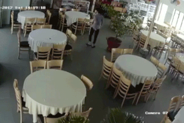 Kinh hoàng xe bồn mất phanh lao vào cửa hàng