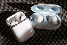 So sánh tai nghe Apple Airpods và Samsung Galaxy Buds