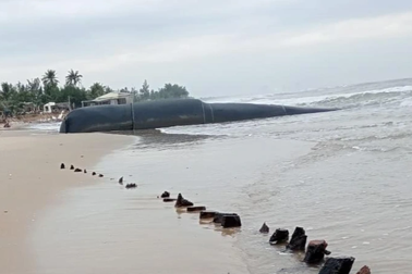 Xác tàu gỗ hơn 100 năm tuổi nằm trên bờ biển Hội An