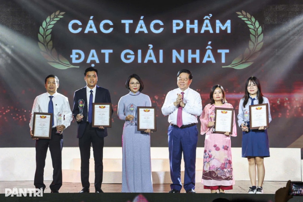 Trao giải cuộc thi chính luận bảo vệ nền tảng tư tưởng của Đảng - 2 Trao giải cuộc thi chính luận bảo vệ nền tảng tư tưởng của Đảng - 2