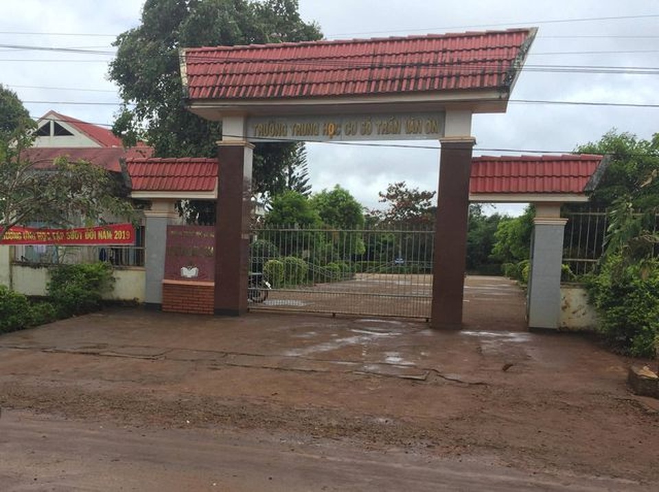 Đề nghị xử phạt lãnh đạo trường sửa học bạ và tổ chức dạy thêm trái quy định - 1 Đề nghị xử phạt lãnh đạo trường sửa học bạ và tổ chức dạy thêm trái quy định - 1