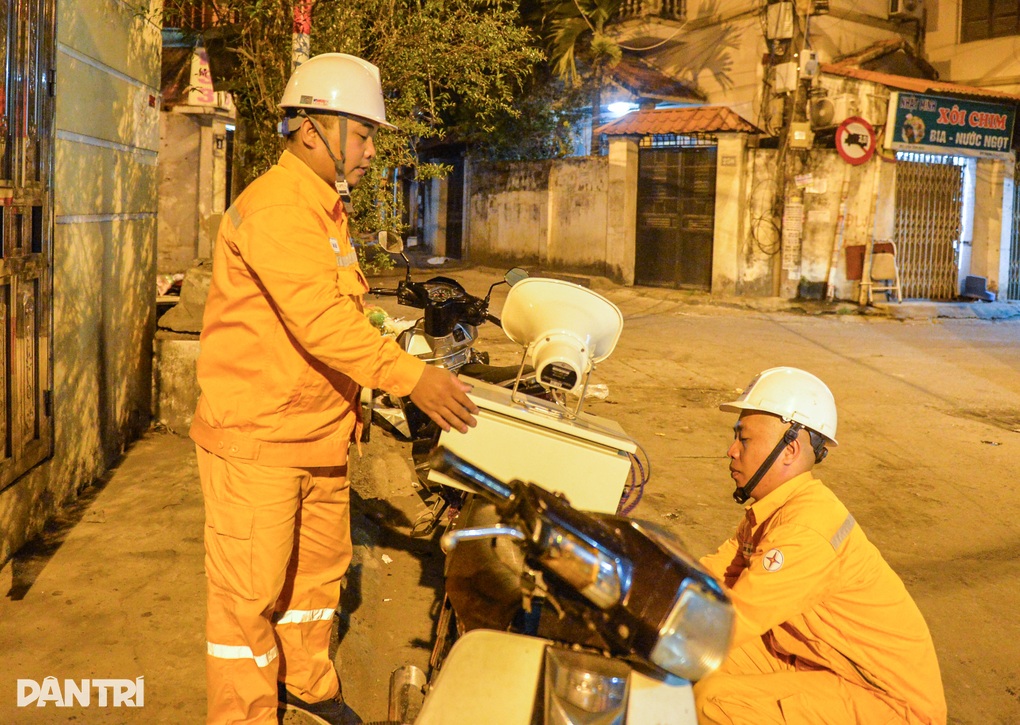 Hà Nội: Nhân viên điện lực phát loa kêu gọi người dân tiết kiệm điện - 2 Hà Nội: Nhân viên điện lực phát loa kêu gọi người dân tiết kiệm điện - 2