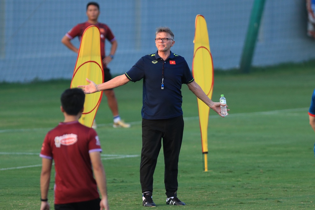 Công Phượng lần đầu ra mắt HLV Philippe Troussier - 2 Công Phượng lần đầu ra mắt HLV Philippe Troussier - 2