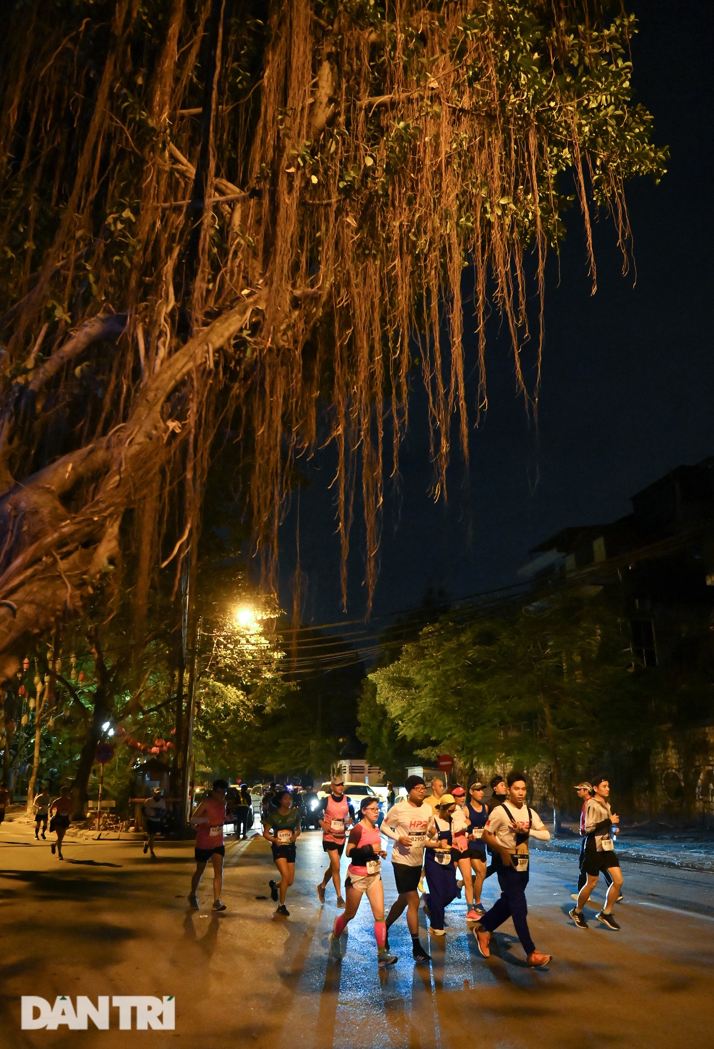 Hòa mình vào giải chạy đêm quy mô lớn lần đầu tiên tại Hà Nội - 12 Hòa mình vào giải chạy đêm quy mô lớn lần đầu tiên tại Hà Nội - 12