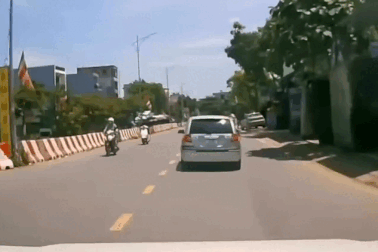 Tránh ô tô từ vỉa hè ra đường, xe máy ngã lao vào ô tô khác