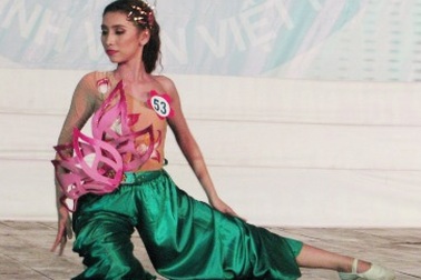 Ấn tượng màn múa sen của nữ sinh thanh lịch Cần Thơ   
