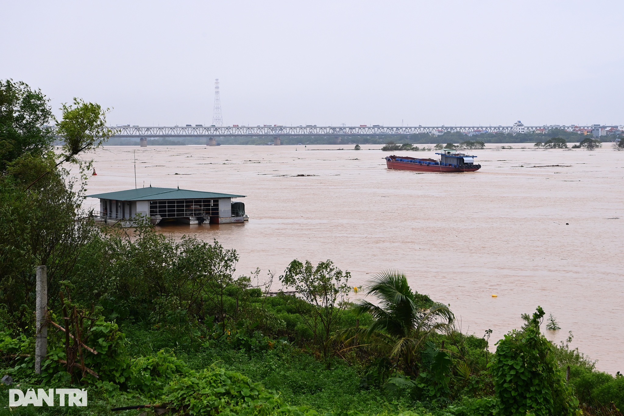 Nước sông Hồng dâng sát mức báo động, nguy cơ gây ngập ở Hà Nội - 13 Nước sông Hồng dâng sát mức báo động, nguy cơ gây ngập ở Hà Nội - 13