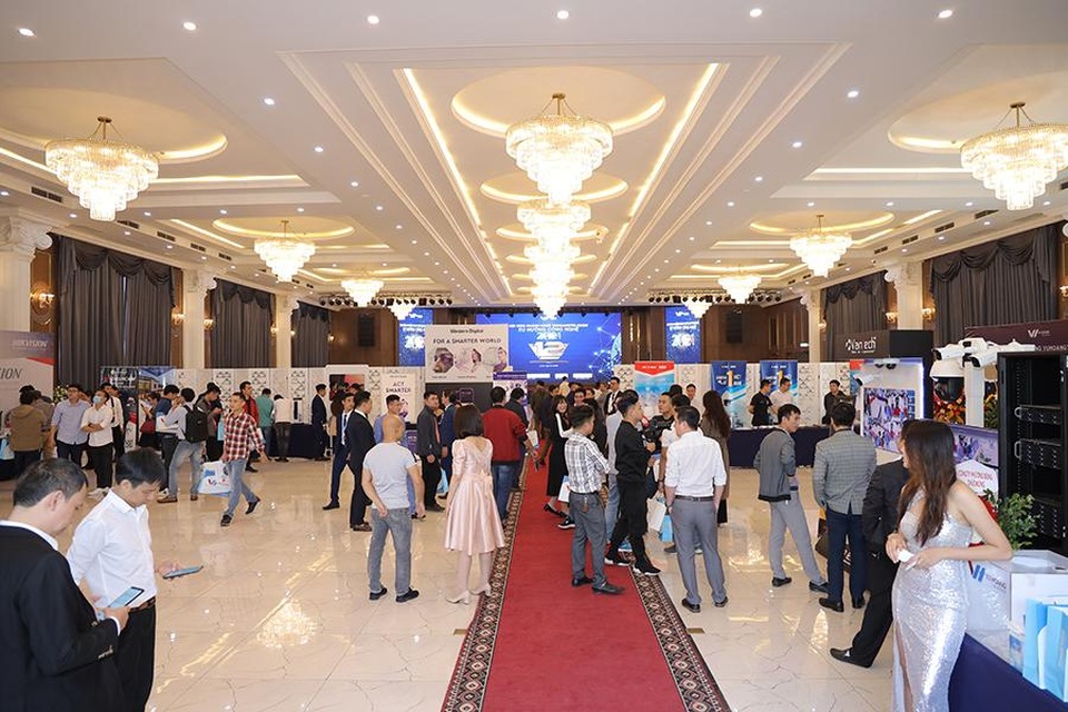 Hội nghị khách hàng Vuhoangtelecom giới thiệu xu hướng công nghệ 2021 - 2 Hội nghị khách hàng Vuhoangtelecom giới thiệu xu hướng công nghệ 2021 - 2