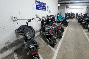 Nhiều chung cư cấm sạc xe qua đêm, có nơi cấm luôn... xe điện