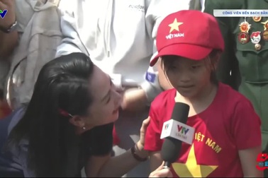 BTV Thúy Hằng gây sốt với màn phỏng vấn bé gái tại đại lễ 30/4