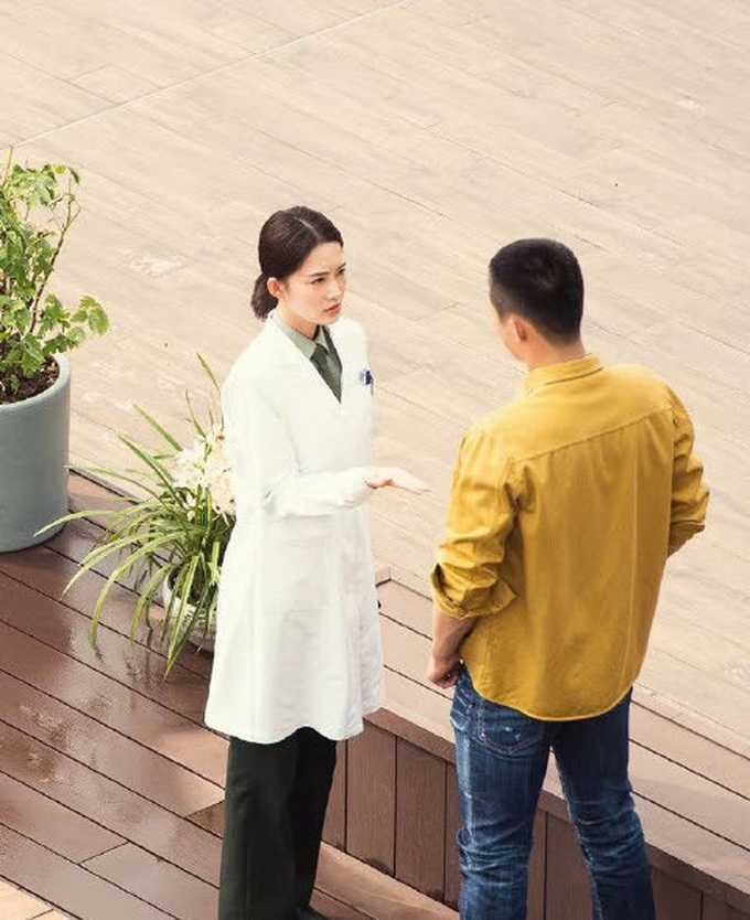 Lộ cảnh Hoàng Cảnh Du ôm Lý Thấm ở hậu trường Hậu Duệ Mặt Trời bản Trung, phim đang quay mà fan đã đẩy thuyền tới bến - Ảnh 3. Lộ cảnh Hoàng Cảnh Du ôm Lý Thấm ở hậu trường Hậu Duệ Mặt Trời bản Trung, phim đang quay mà fan đã đẩy thuyền tới bến - Ảnh 3.