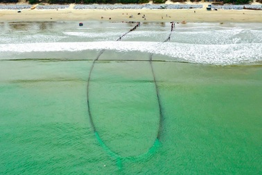 Ngư dân nhận tiền triệu giúp du khách "đặt cược" vào mẻ lưới may rủi