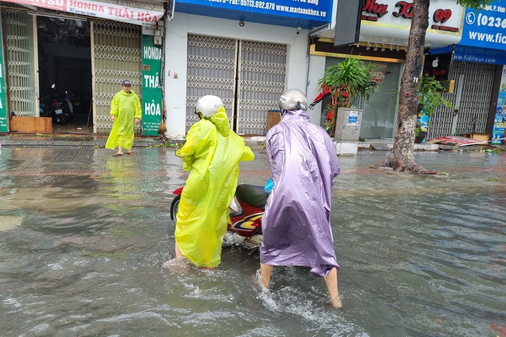Mưa xối xả, nhiều tuyến đường ở Đà Nẵng ngập nặng - 5 Mưa xối xả, nhiều tuyến đường ở Đà Nẵng ngập nặng - 5