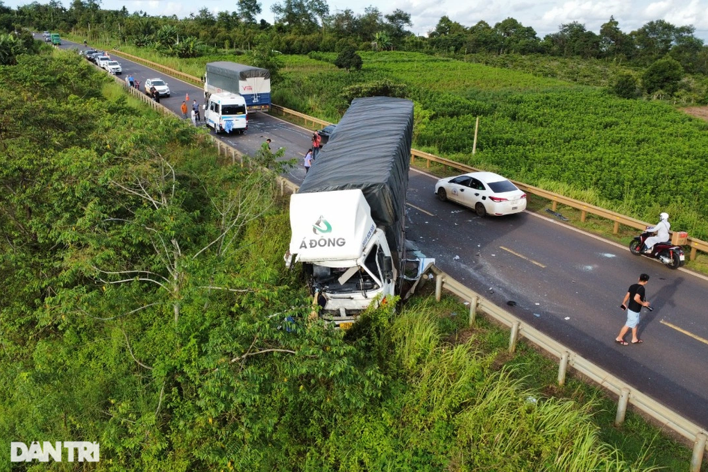 Xe khách bẹp dúm sau vụ tai nạn, nhiều người thương vong - 1 Xe khách bẹp dúm sau vụ tai nạn, nhiều người thương vong - 1