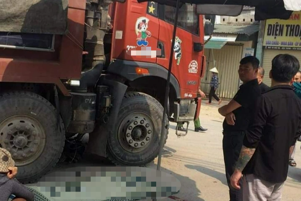 Mẹ khóc ngất khi thấy con gái chết thảm dưới gầm xe tải - 1 Mẹ khóc ngất khi thấy con gái chết thảm dưới gầm xe tải - 1