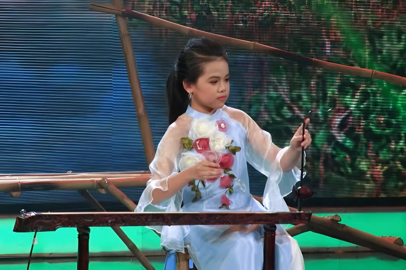 Từ cô bé gảy đàn bầu gây sốt 8 năm trước thành hiện tượng nhạc đỏ tuổi 18 - 3