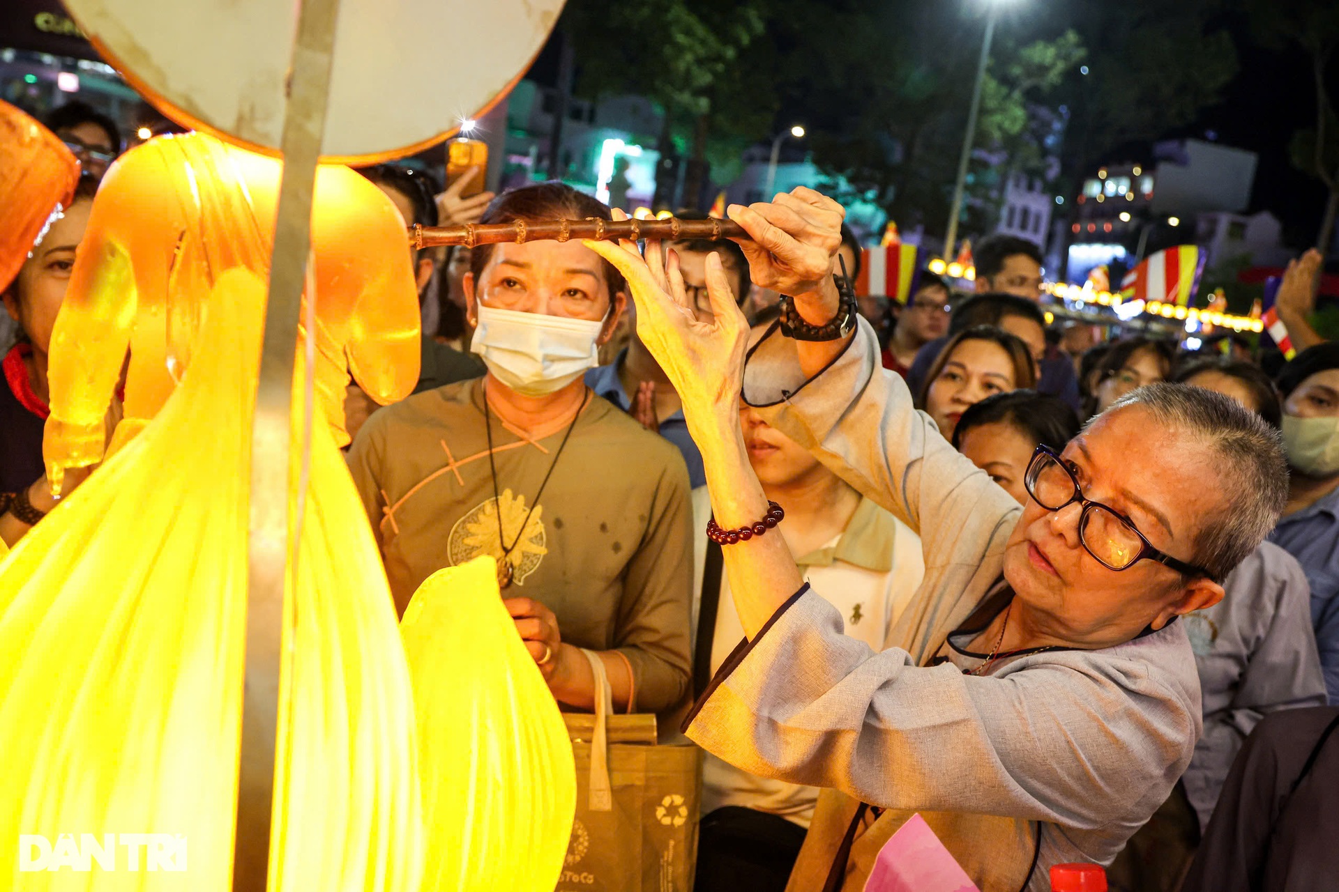 Hàng nghìn người rước kiệu tôn tượng Đức Phật đản sinh ở TPHCM - 13 Hàng nghìn người rước kiệu tôn tượng Đức Phật đản sinh ở TPHCM - 13