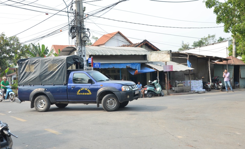 Bố trí dày đặc các chốt cảnh sát truy bắt nghi can xả súng giết 4 người - 6