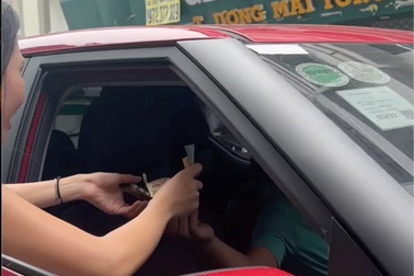 Quên điện thoại trên taxi, cô gái Thái bất ngờ trước hành động của tài xế