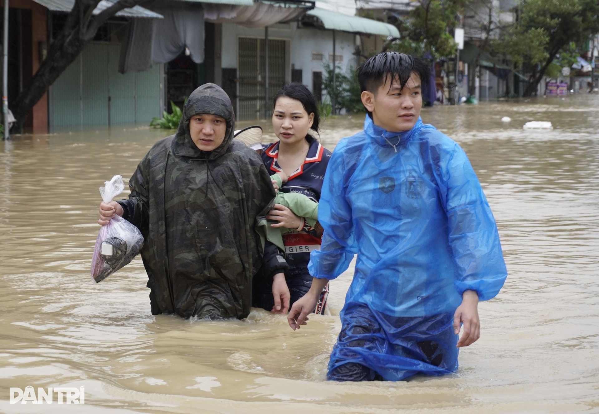 Người dân Gia Lai vật lộn giữa lũ lịch sử, đưa bò đến trụ sở xã trú - 6 Người dân Gia Lai vật lộn giữa lũ lịch sử, đưa bò đến trụ sở xã trú - 6