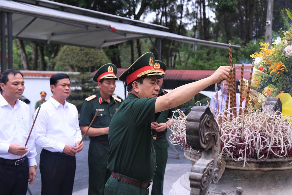 Bộ trưởng Quốc phòng tưởng niệm 4.000 liệt sĩ thanh niên xung phong - 1 Bộ trưởng Quốc phòng tưởng niệm 4.000 liệt sĩ thanh niên xung phong - 1