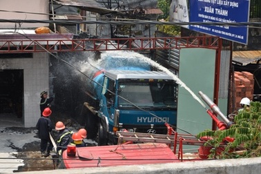 Nỗ lực dập vụ cháy xe bồn ngay sát kho xăng dầu